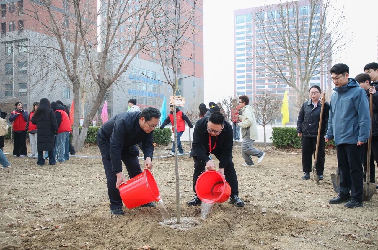 拥抱绿意 种植新生｜bat365正版唯一官网举办植树节暨田间思政劳动教育实践活动