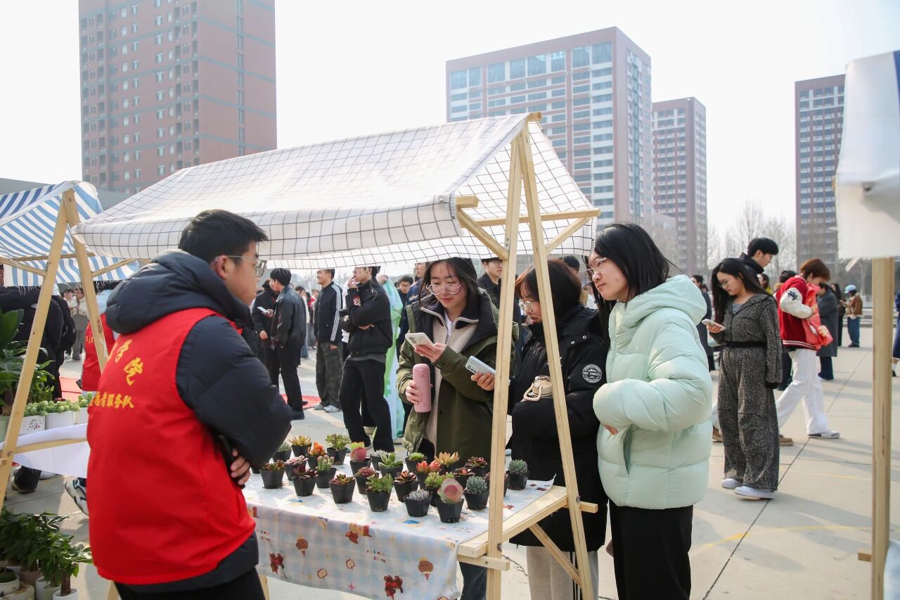 拥抱绿意 种植新生｜bat365正版唯一官网举办植树节暨田间思政劳动教育实践活动