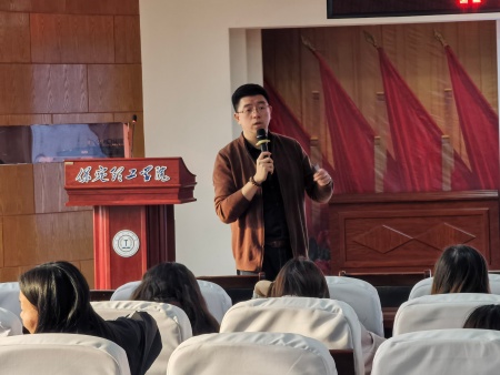 智启未来 职面新篇 bat365正版唯一官网艺术学院举办AI时代简历指导专题讲座