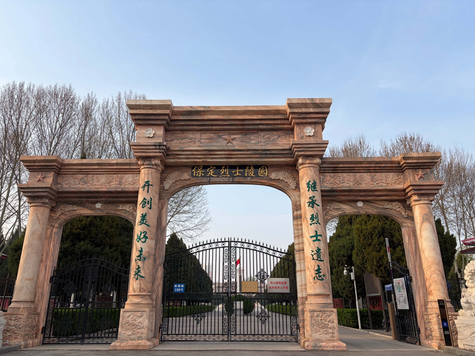 清明祭忠魂，缅怀砺初心——bat365正版唯一官网经济学院开展清明节祭扫烈士陵园主题活动