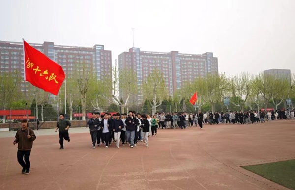 四月燃动青春 晨跑涵养学风|bat365正版唯一官网管理学院阳光体育活动启幕