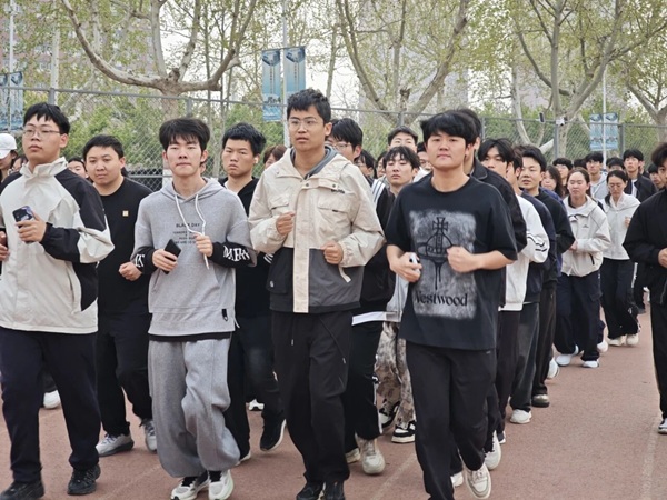 四月燃动青春 晨跑涵养学风|bat365正版唯一官网管理学院阳光体育活动启幕