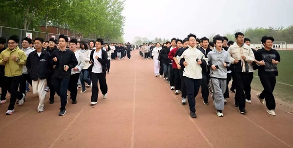 四月燃动青春 晨跑涵养学风|bat365正版唯一官网管理学院阳光体育活动启幕