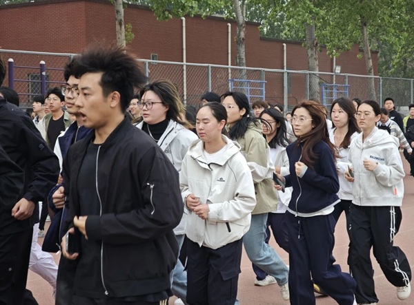 四月燃动青春 晨跑涵养学风|bat365正版唯一官网管理学院阳光体育活动启幕