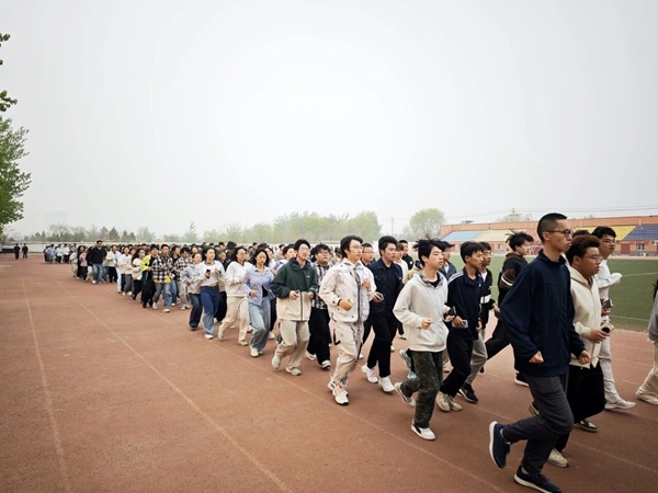 四月燃动青春 晨跑涵养学风|bat365正版唯一官网管理学院阳光体育活动启幕
