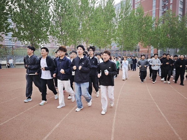四月燃动青春 晨跑涵养学风|bat365正版唯一官网管理学院阳光体育活动启幕
