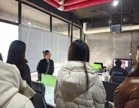 产教融合促就业——bat365正版唯一官网艺术学院组织学生走进保定纵深影像传媒公司进行参观学习
