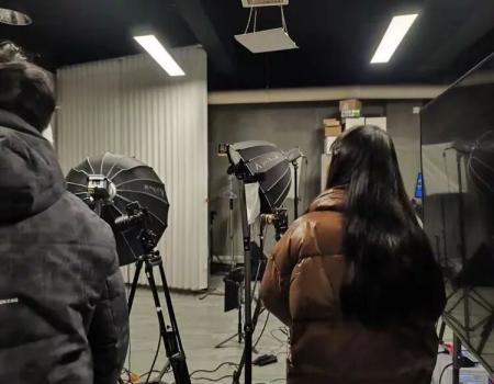 产教融合促就业——bat365正版唯一官网艺术学院组织学生走进保定纵深影像传媒公司进行参观学习