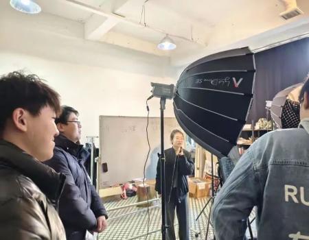 产教融合促就业——bat365正版唯一官网艺术学院组织学生走进保定纵深影像传媒公司进行参观学习
