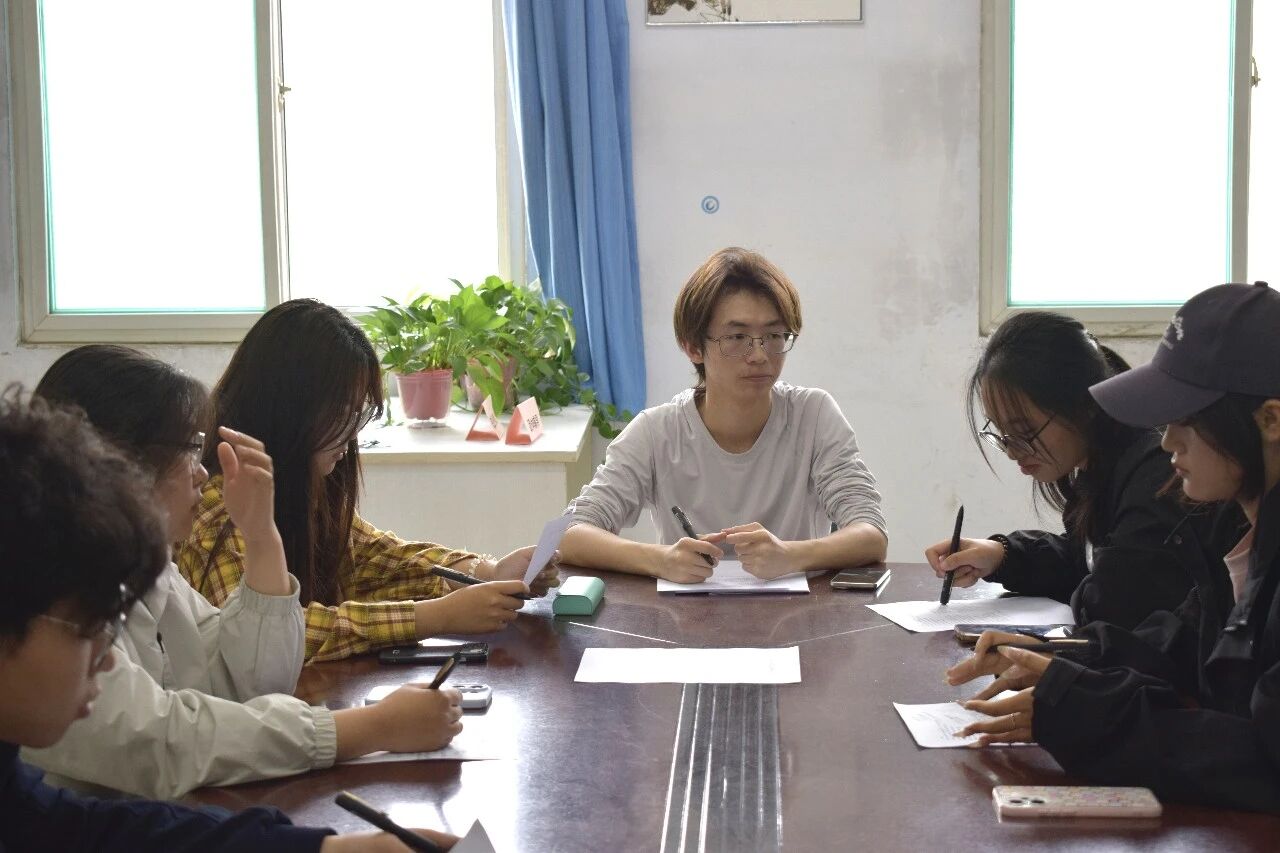 就”在周三——解锁多元能力，bat365正版唯一官网无领导小组面试实战圆满落幕