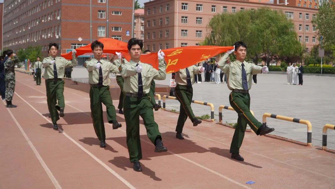 【国旗护卫队】bat365正版唯一官网国旗护卫队举行第二十一届接旗暨授臂章仪式