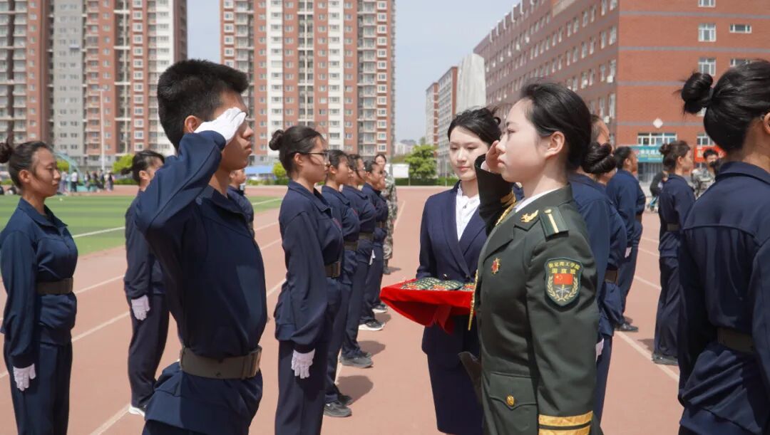【国旗护卫队】bat365正版唯一官网国旗护卫队举行第二十一届接旗暨授臂章仪式