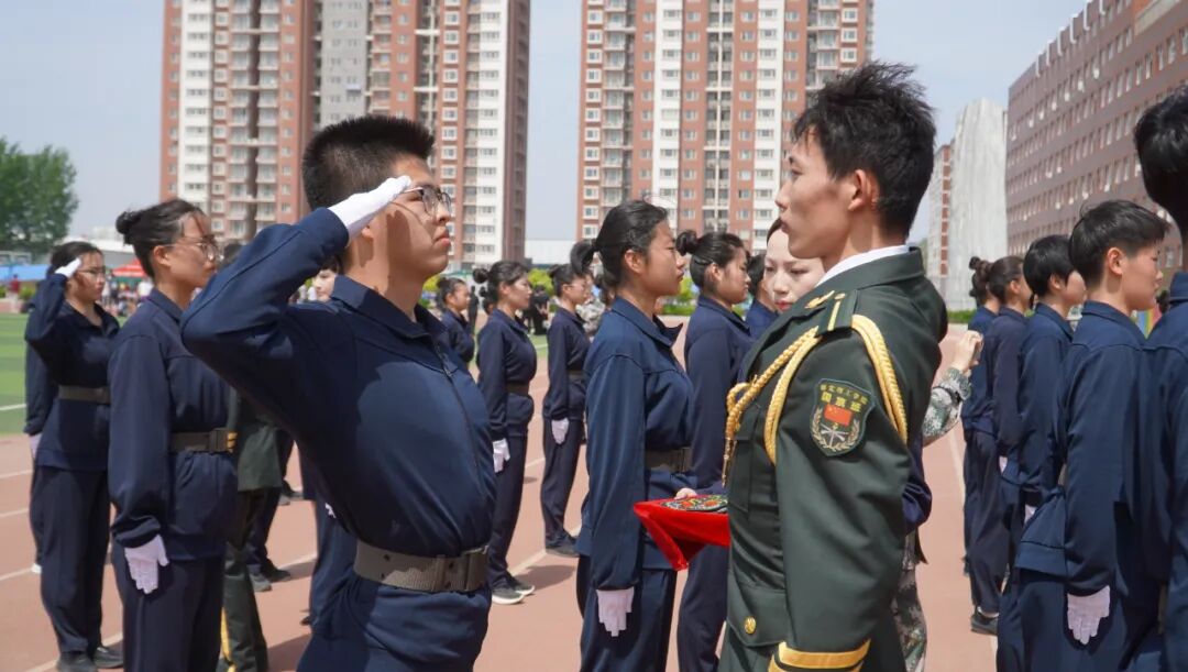 【国旗护卫队】bat365正版唯一官网国旗护卫队举行第二十一届接旗暨授臂章仪式
