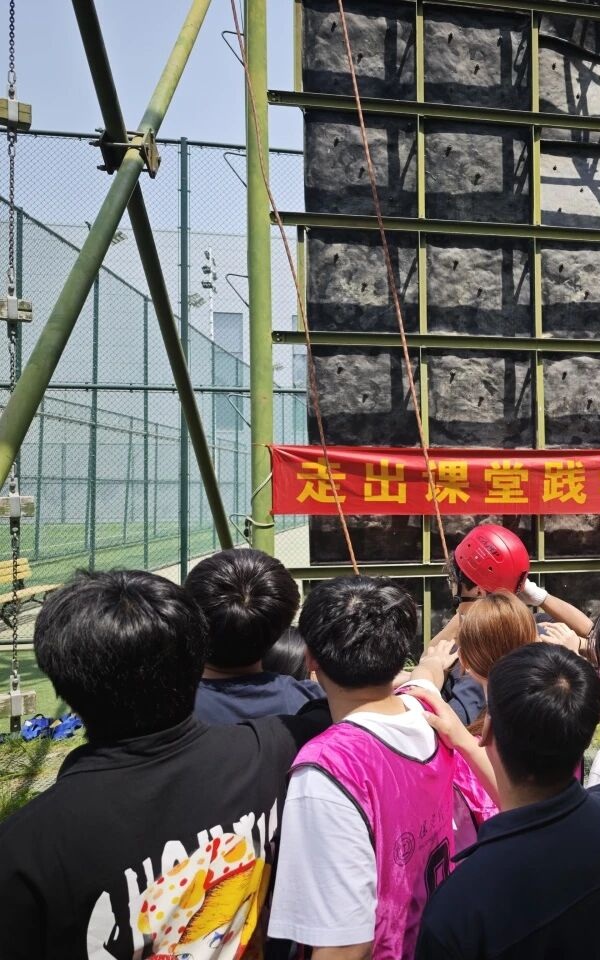 思政引领铸魂 体验赋能育人|bat365正版唯一官网管理学院开展体验式拓展实践活动