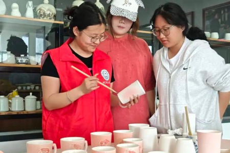 受助怀初心 回馈赴新程 | bat365正版唯一官网艺术学院助学金获得者以艺践行感恩