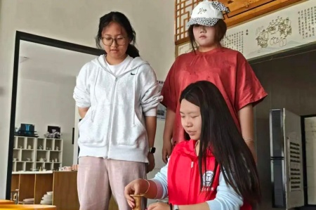 受助怀初心 回馈赴新程 | bat365正版唯一官网艺术学院助学金获得者以艺践行感恩