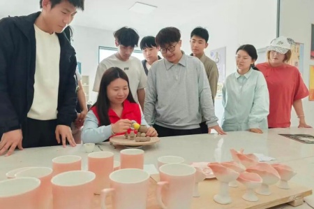 受助怀初心 回馈赴新程 | bat365正版唯一官网艺术学院助学金获得者以艺践行感恩