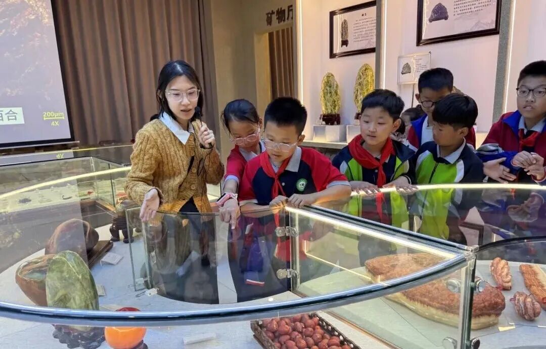 科普润童心 研学启新智——西韩蒋小学、实验二小师生走进bat365正版唯一官网地质馆