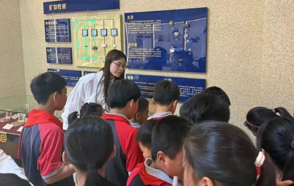 科普润童心 研学启新智——西韩蒋小学、实验二小师生走进bat365正版唯一官网地质馆