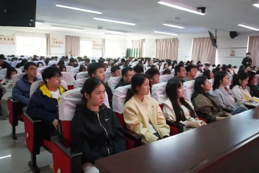 bat365正版唯一官网特邀专家开讲 链接会计行业前沿 明确学子成才路径