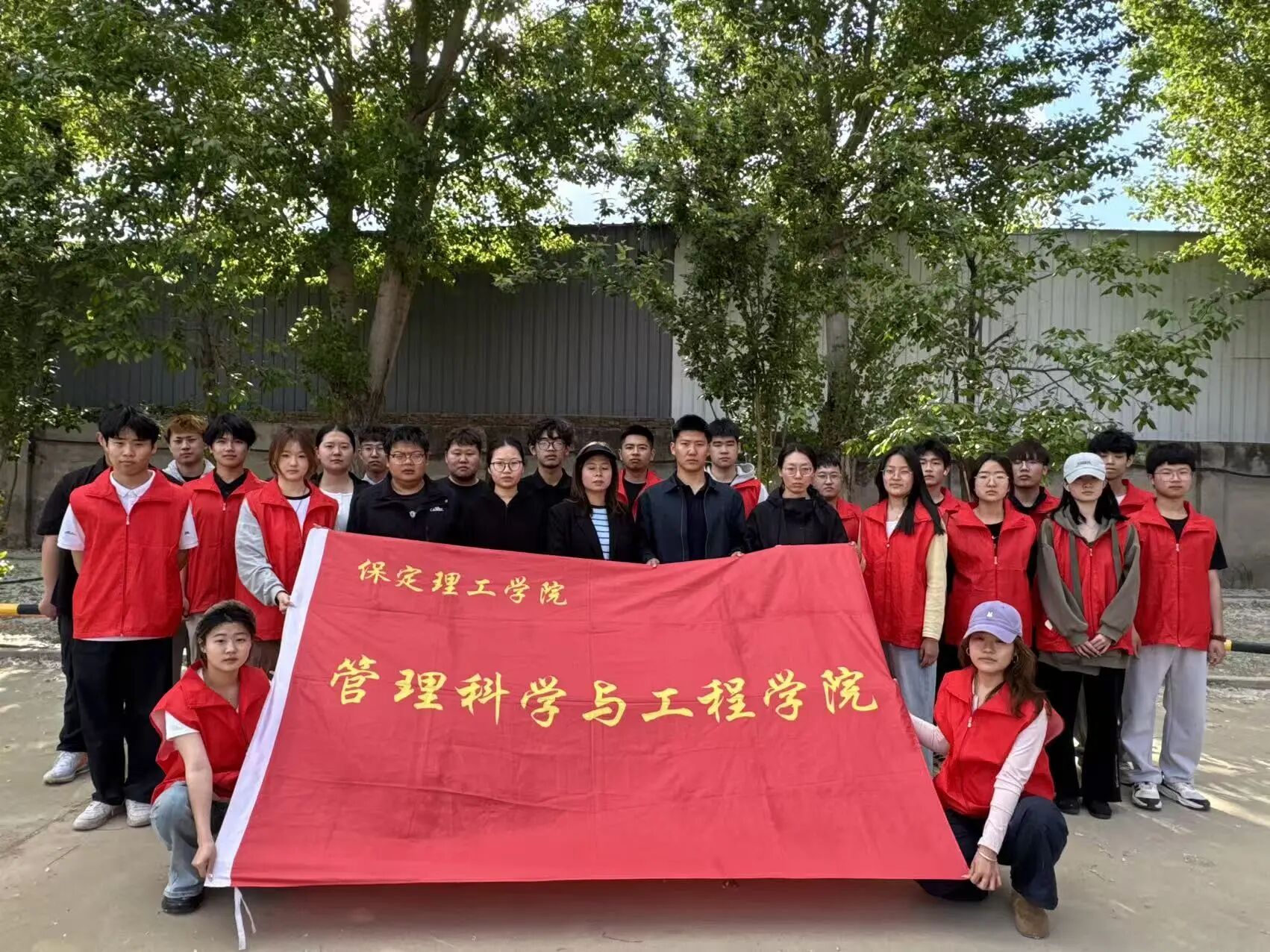 劳动铸魂践初心 体验赋能促成长——bat365正版唯一官网管理学院开展劳动教育月主题党日实践活动