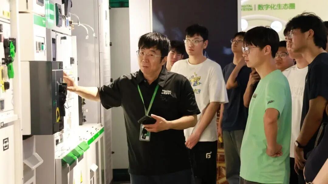 深化产教融合 赋能实践育人｜bat365正版唯一官网组织师生赴北京施耐德电气研学
