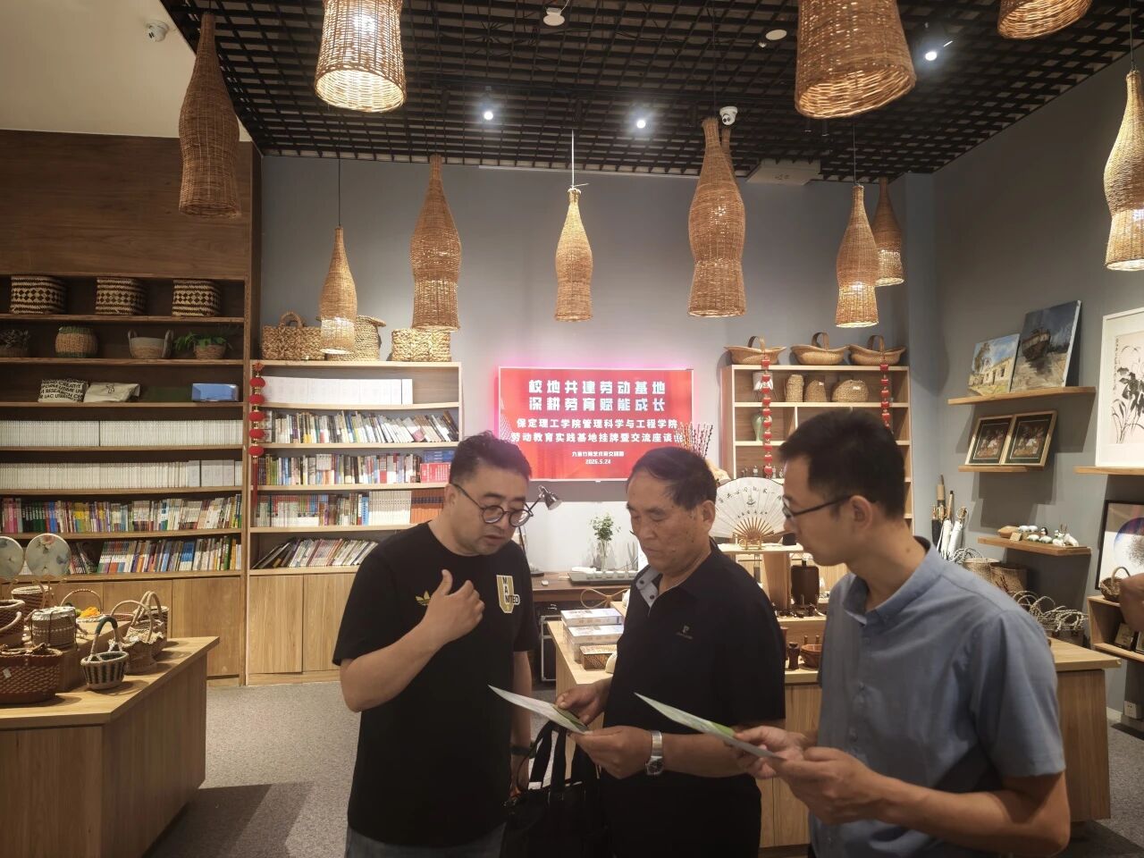 校地共建 协同育人｜bat365正版唯一官网管理科学与工程学院劳动教育实践基地揭牌