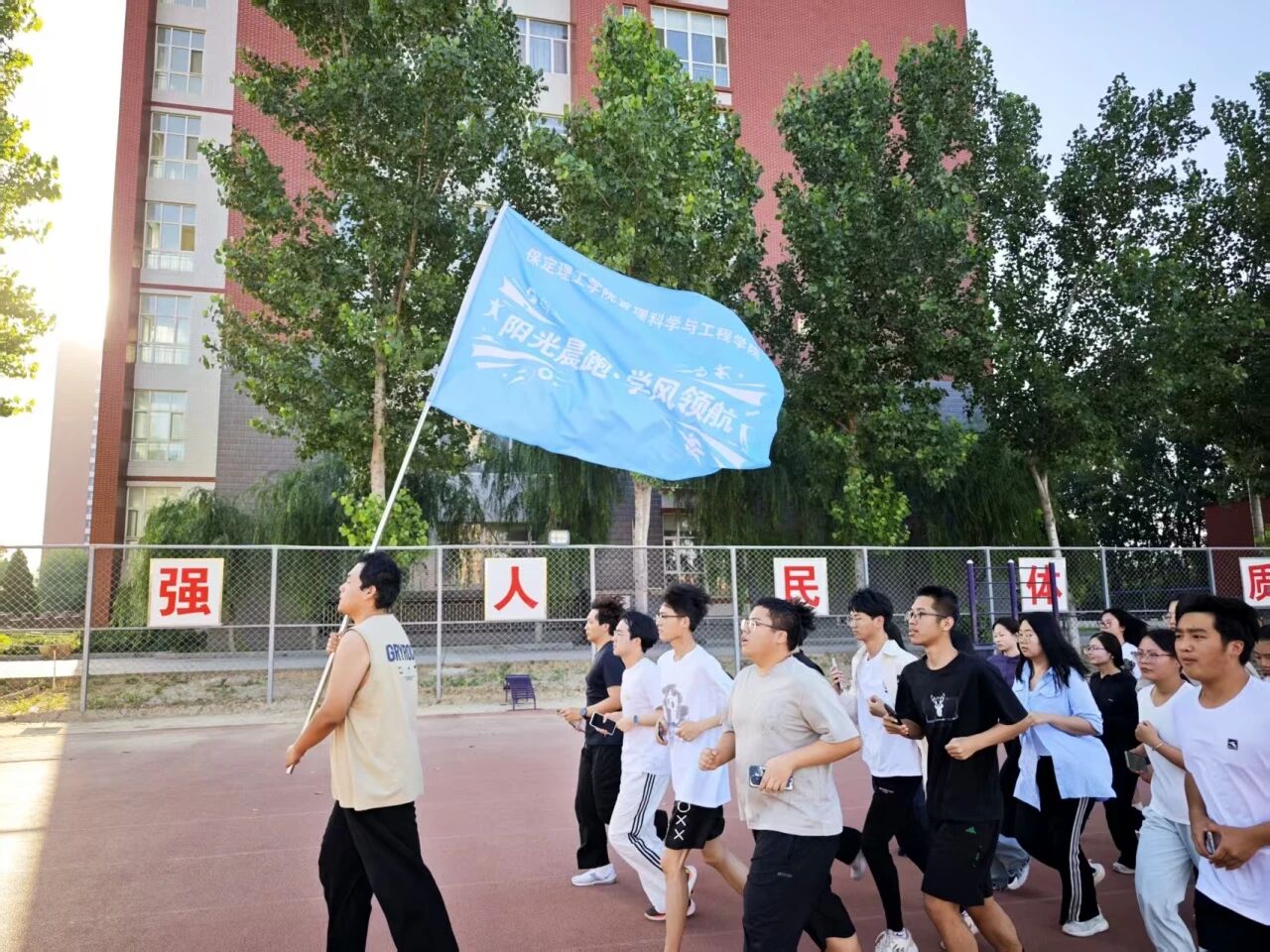 bat365正版唯一官网管理科学与工程学院启动“阳光晨跑·学风领航”活动