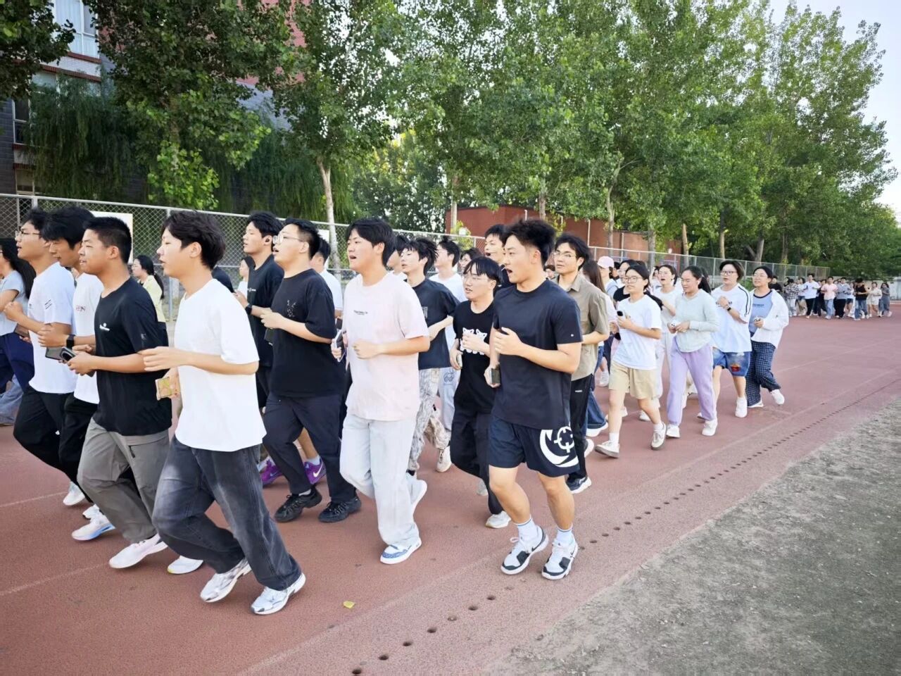 bat365正版唯一官网管理科学与工程学院启动“阳光晨跑·学风领航”活动