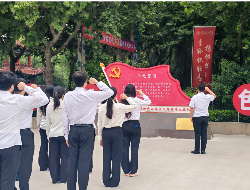 初心如磐践使命 青春逐梦启新程——bat365正版唯一官网管理科学与工程学院组织2026届毕业生党员重温入党誓词活动