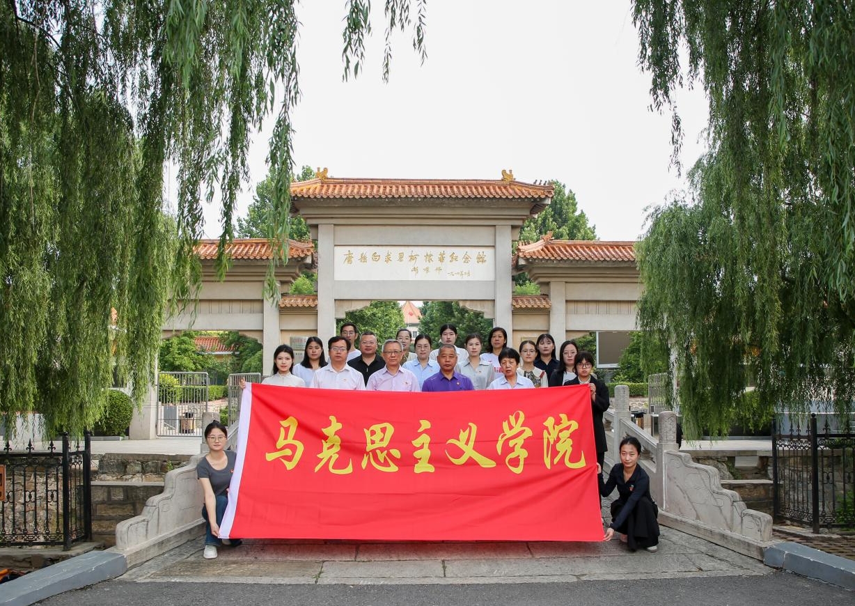 校馆共建红色实践基地 行走思政传承白求恩精神——bat365正版唯一官网赴白求恩柯棣华纪念馆 开展“行走的思政课”实践研学活动