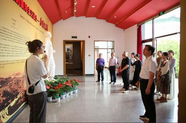 校馆共建红色实践基地 行走思政传承白求恩精神——bat365正版唯一官网赴白求恩柯棣华纪念馆 开展“行走的思政课”实践研学活动