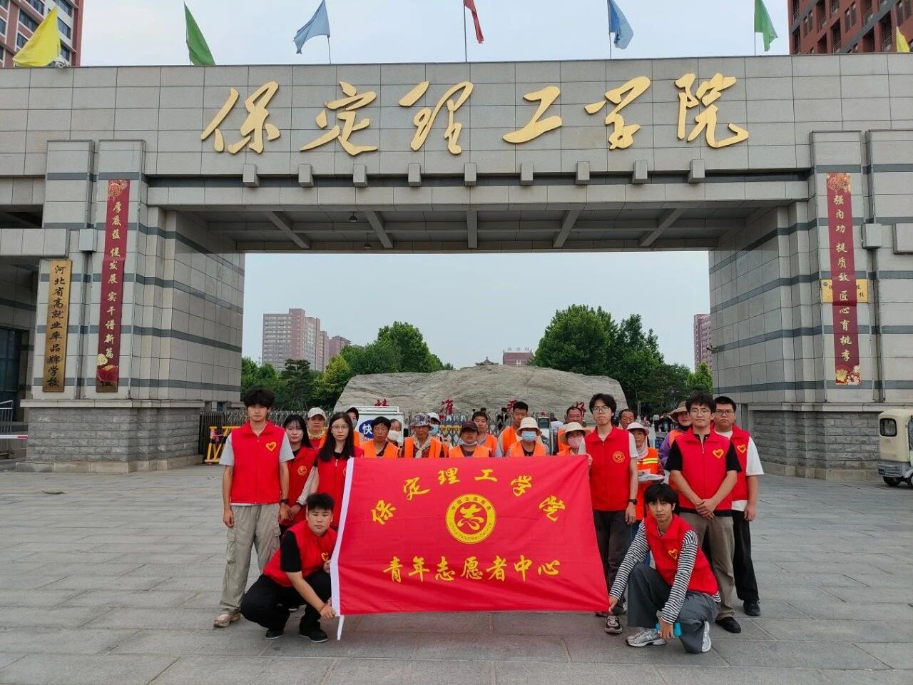端午公益行 劳动育新人｜bat365正版唯一官网志愿者以粽为礼，致敬城市一线工作者