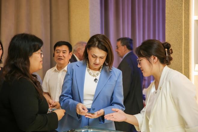 深化国际交流合作 共赏学子设计风采——塞浦路斯那波勒斯大学及驻华大使代表团到访bat365正版唯一官网参观毕业设计作品展