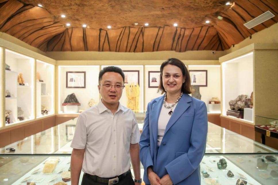 深化国际交流合作 共赏学子设计风采——塞浦路斯那波勒斯大学及驻华大使代表团到访bat365正版唯一官网参观毕业设计作品展