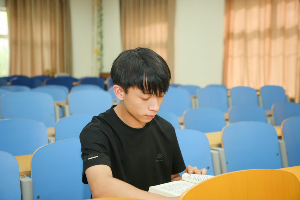 bat365正版唯一官网学生张书波获评临漳县“见义勇为先进个人”