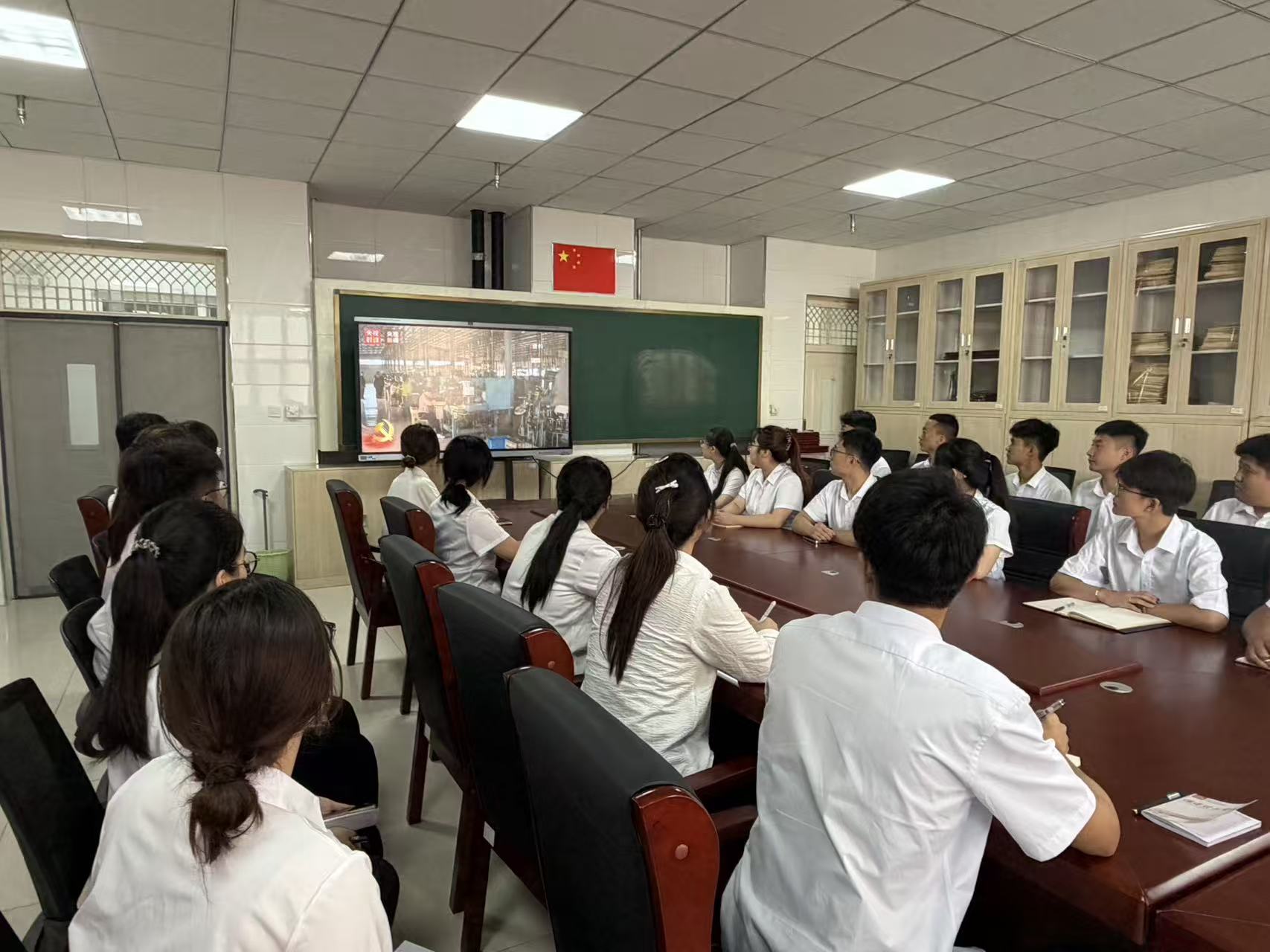 bat365正版唯一官网组织集中收看庆祝中国共产党成立105周年大会