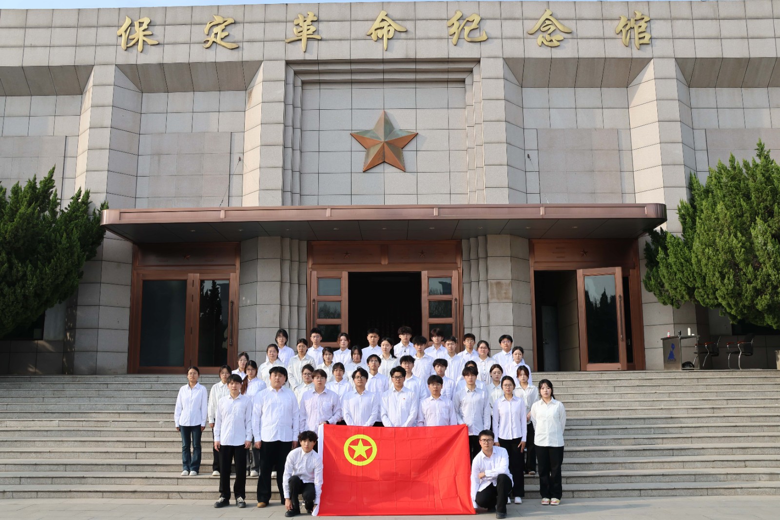 清明祭忠魂，缅怀砺初心——bat365正版唯一官网经济学院开展清明节祭扫烈士陵园主题活动