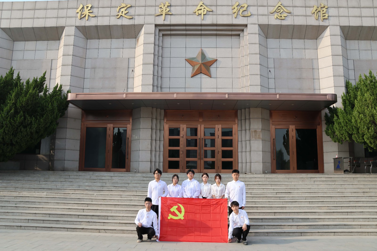 清明祭忠魂，缅怀砺初心——bat365正版唯一官网经济学院开展清明节祭扫烈士陵园主题活动